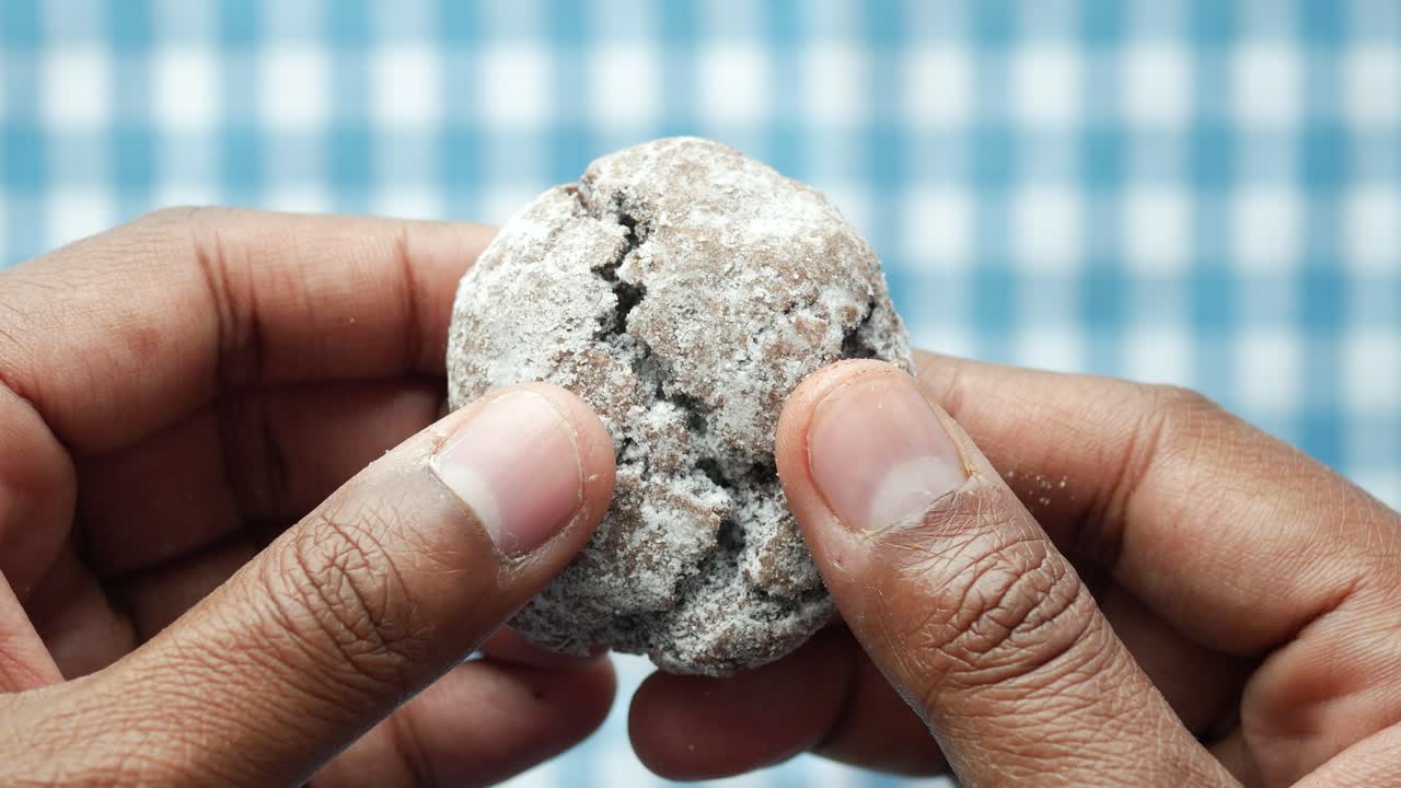 깨진 초콜릿 쿠키를 들고 있는 손