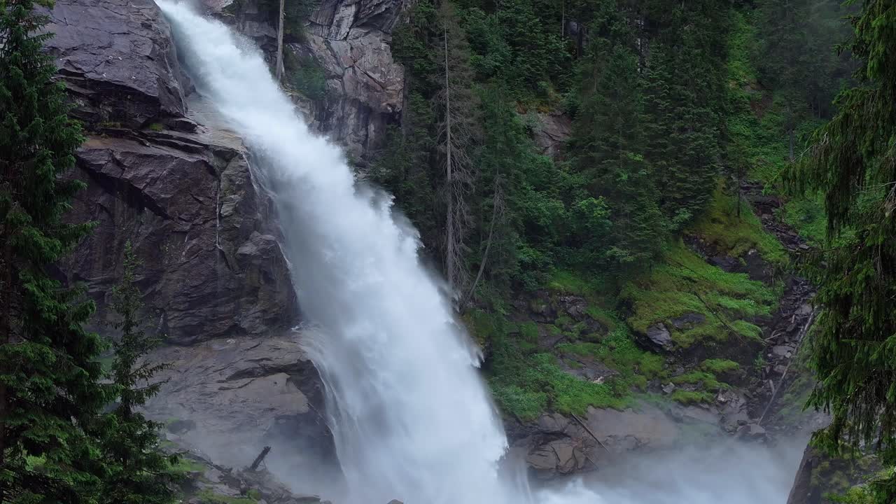personas disfrutando de las vistas en las cascadas de krimml en austria