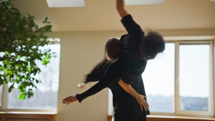 Duetto di danza contemporanea in studio