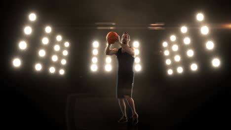 joven jugando al baloncesto
