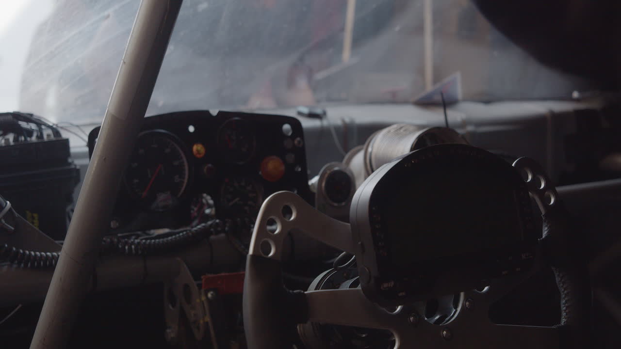 dos mecánicos están en el motor del coche