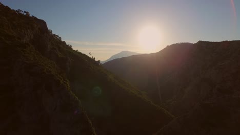 antena: las montañas de la isla griega samos durante la puesta de sol