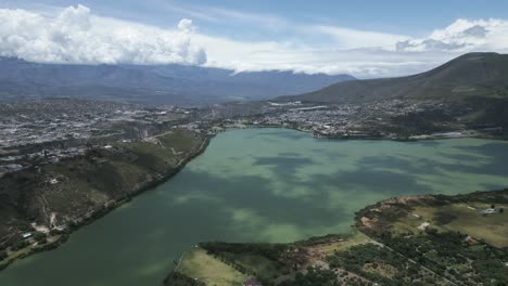 vista de drones del hermoso lago yawarkucha en ecuador, sudamérica