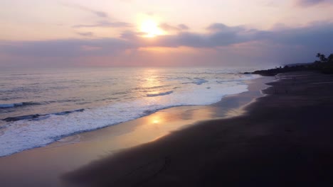 Imágenes-Aéreas-De-Drones-En-4k:-Encantadora-Puesta-De-Sol-En-La-Playa-De-Seseh,-Bali