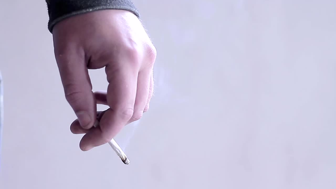 legalización de fumar cigarrillos de cannabis con la mano metrajes