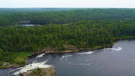 Tour-De-Relajación-En-Medio-De-La-Naturaleza-Verde-Envuelta-Por-Cuerpos-De-Agua-Cerca-De-Byng-Inlet,-Canadá.