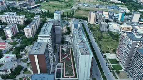 una vista aérea que destaca las torres residenciales y las calles circundantes en un área urbana, ilustrando el diseño organizado y la planificación comunitaria