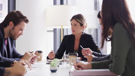 Lassen-Sie-Uns-Die-Themen-Für-Das-Heutige-Treffen-Besprechen