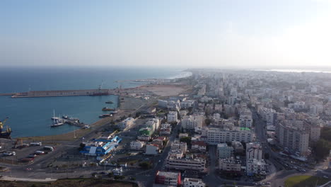 Vuelo-Aéreo-Hacia-La-Playa-De-Finikoudes,-Larnaca,-Chipre