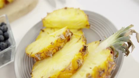 Slices-and-halved-pineapples-in-plate