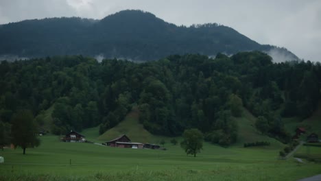 Montaña-Granja-Lluvia-Nublado-Malhumorado-Suiza-Pueblo-Ladera