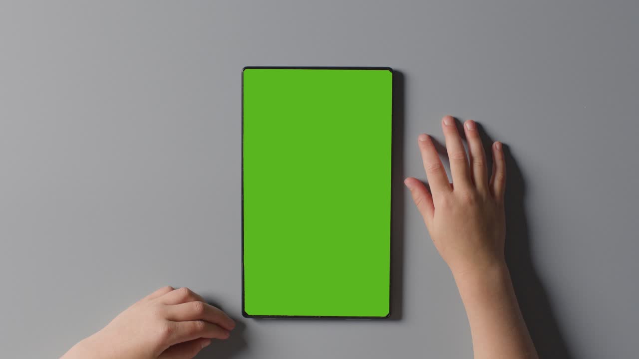 tomada de estudio de cerca de un niño usando una tableta digital de pantalla verde 1