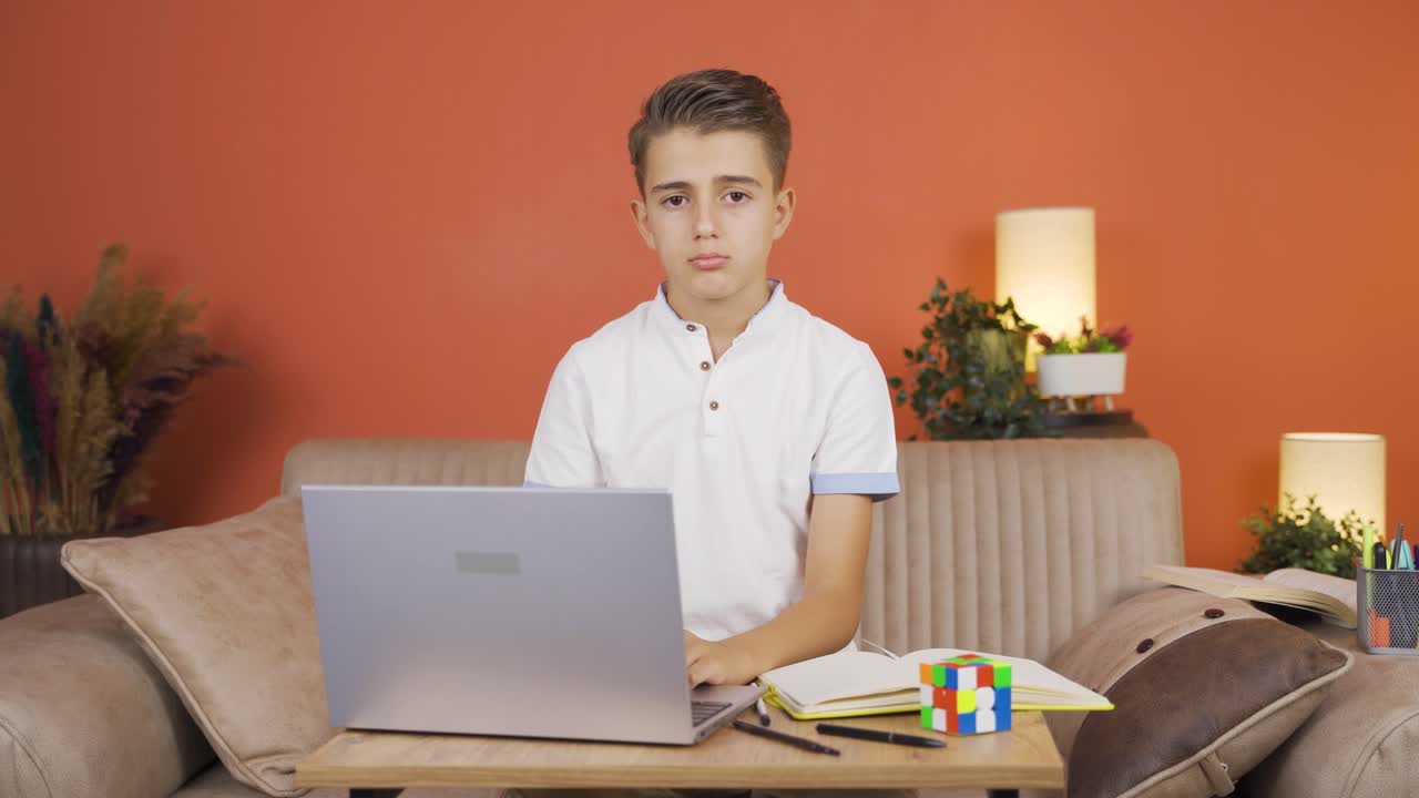 libros y chico estudiante.