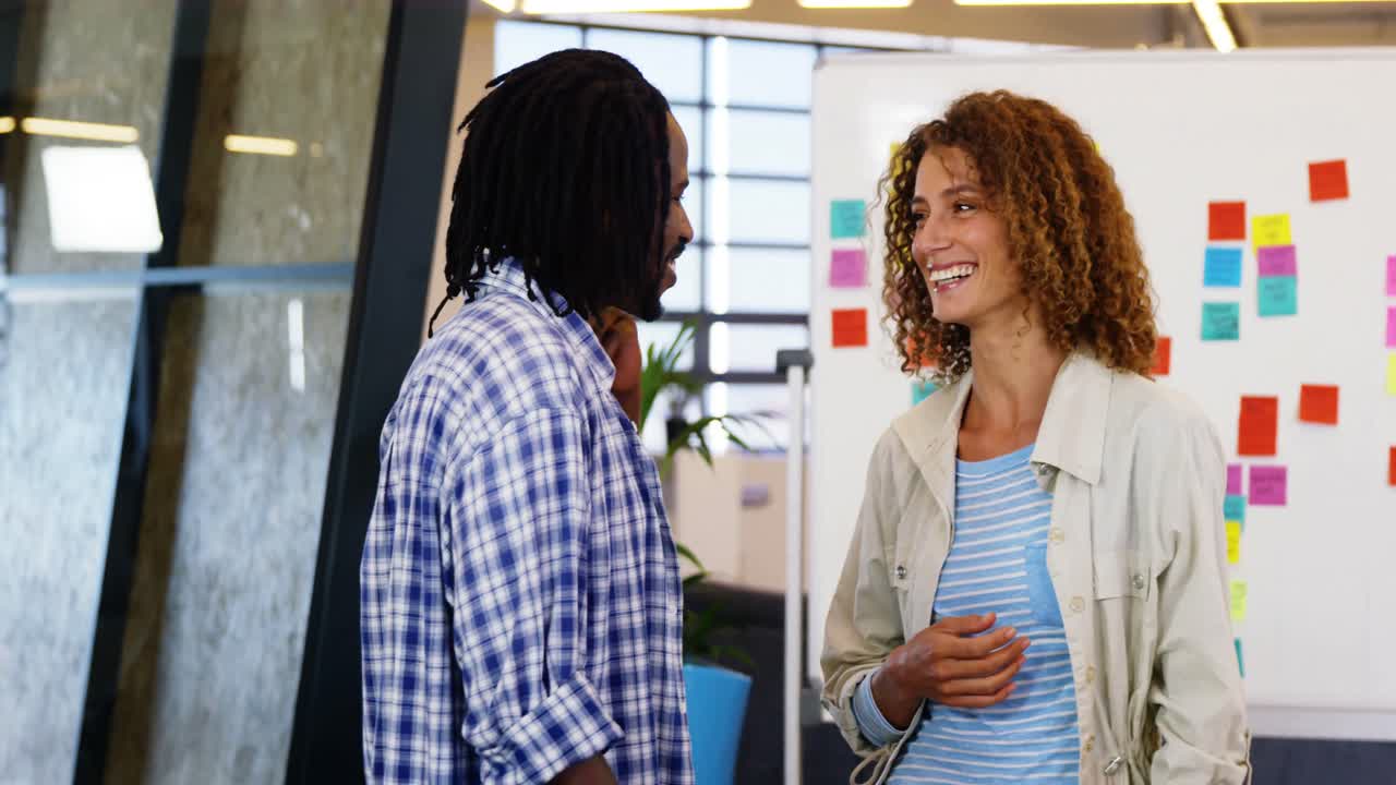 ejecutivos teniendo una discusión en la oficina