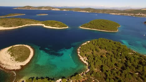 una hermosa vista de pequeñas islas marinas