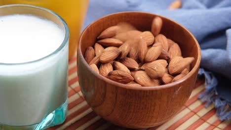 leche de almendras y almendras