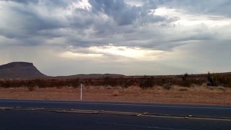 espectacular cielo matutino conduciendo hacia el este hasta las vegas, nevada, en la autopista del alto desierto