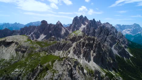 Nationalpark-Drei-Zinnen-In-Den-Dolomiten.-Wunderschöne-Natur-Italiens.