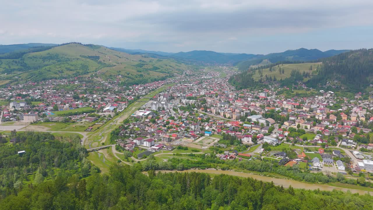 Images de drone de Gura Humorului ensoleillée, présentant la ville et la nature.