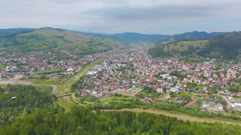 imágenes de drones de sunny gura humorului, mostrando la ciudad y la naturaleza