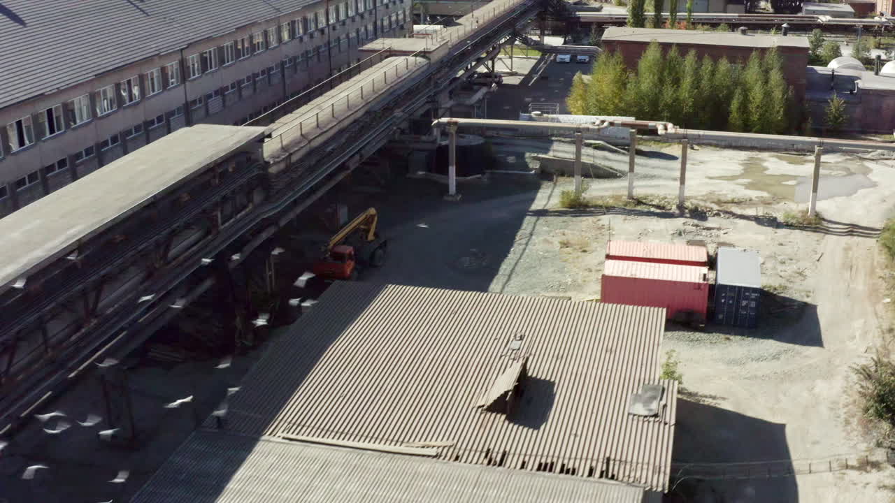 zona industrial abandonada con edificios dañados