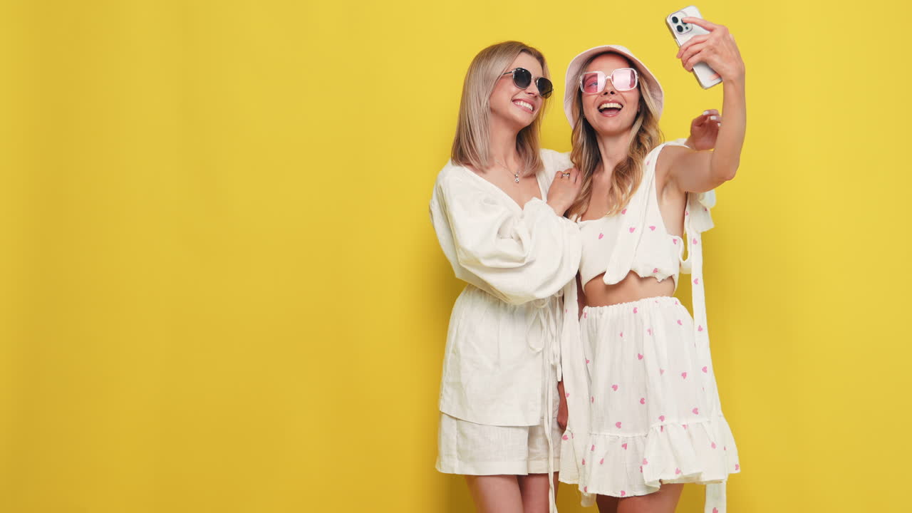 dos mujeres tomando una selfie