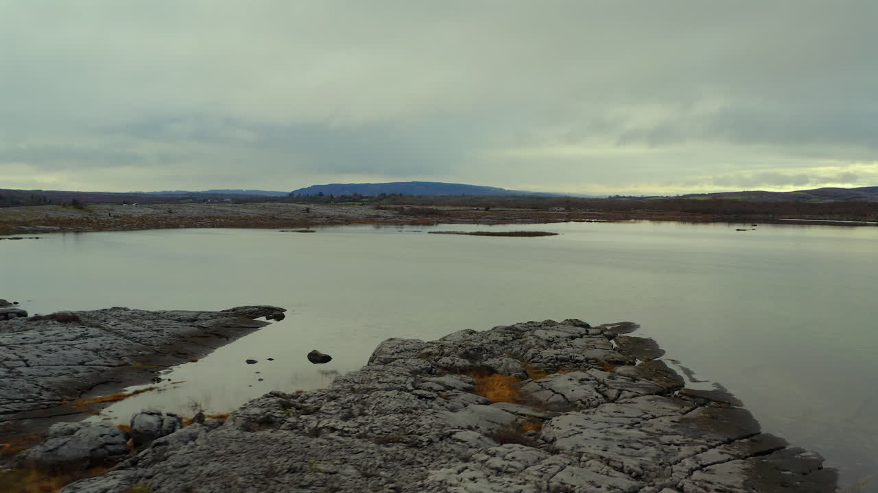 fotografía de seguimiento bajo sobre el lago estacional de burren, condado de clare, irlanda.