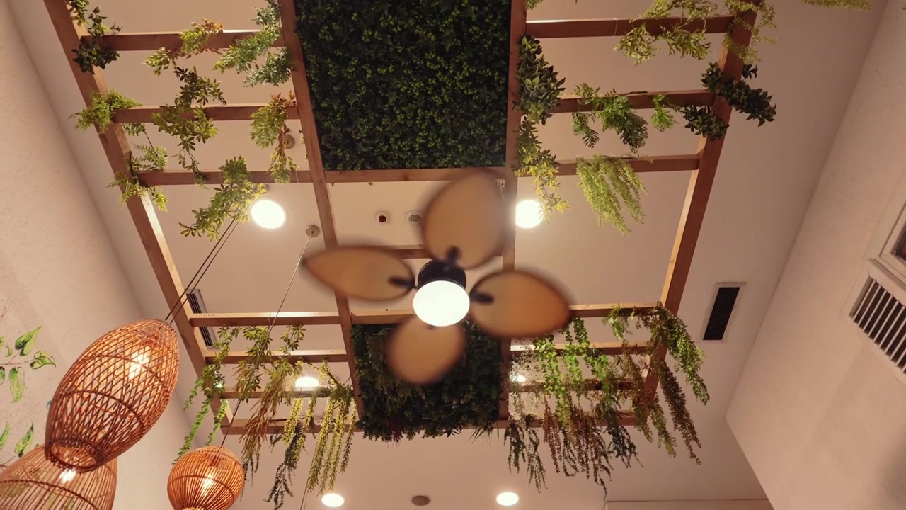 Ventilador de Teto Girando Sob Teto de Madeira Decorativo com Plantas Penduradas