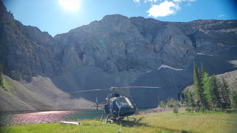 un emocionante recorrido en helicóptero por las montañas rocosas canadienses, impresionantes vistas aéreas de picos nevados, glaciares, ríos y bosques