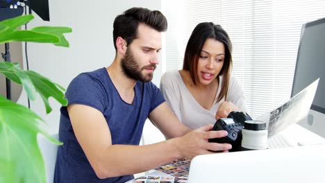 fotógrafo discutiendo sobre las fotos
