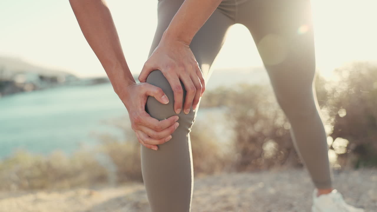 dolor de rodilla, lesión de senderismo y mujer sosteniendo la pierna