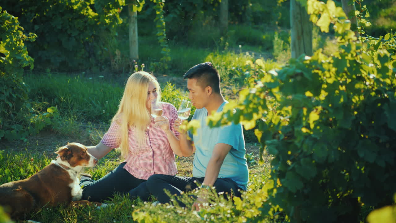 가족은 개 작은 농장과 시골 사업주와 함께 포도원 근처에서 쉬고 있습니다.