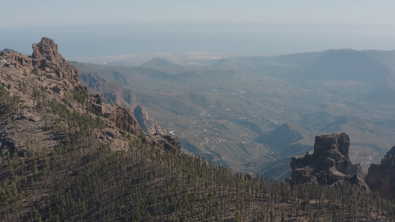toma de drone de panorama de montaña con valle, roque nublo, gran canaria