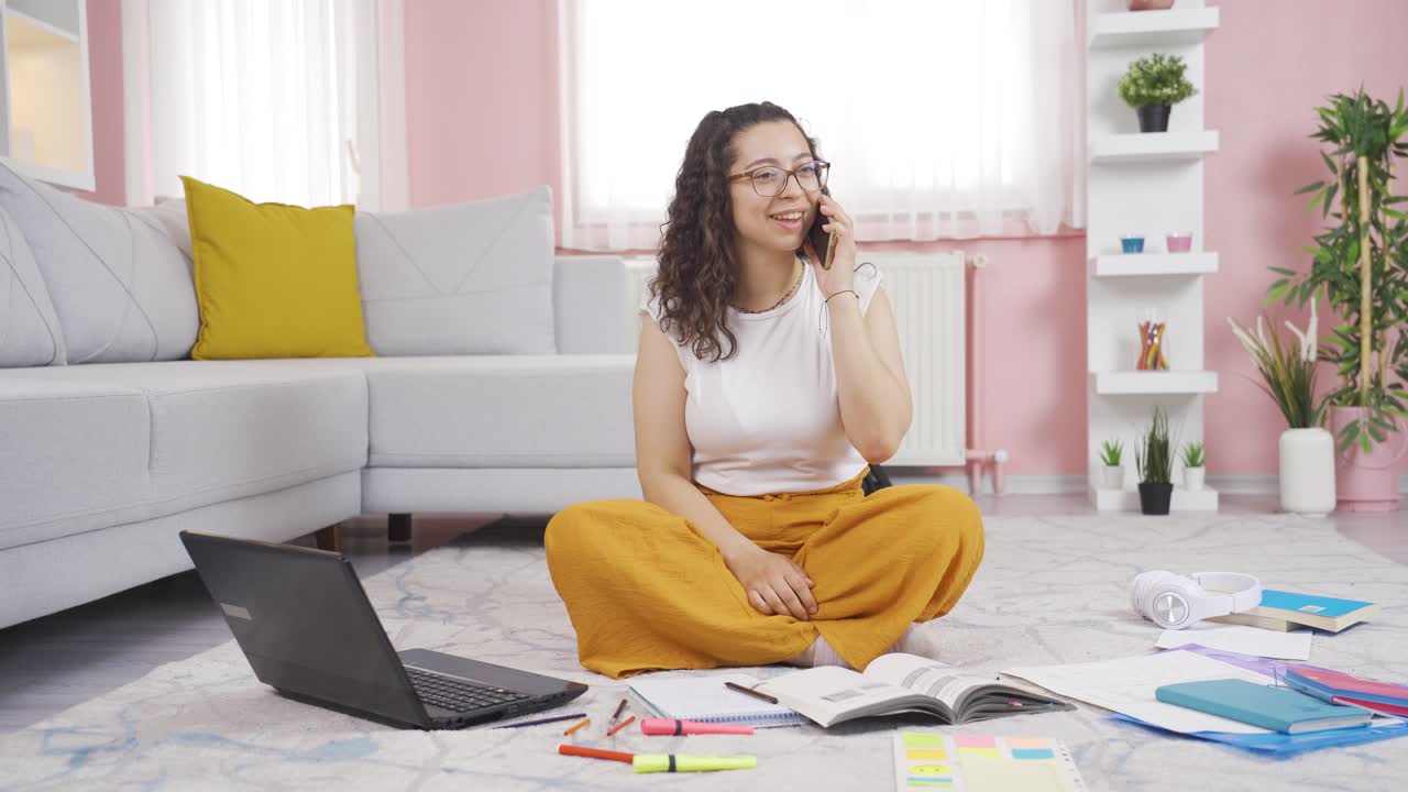 estudiante recibiendo el evangelio.