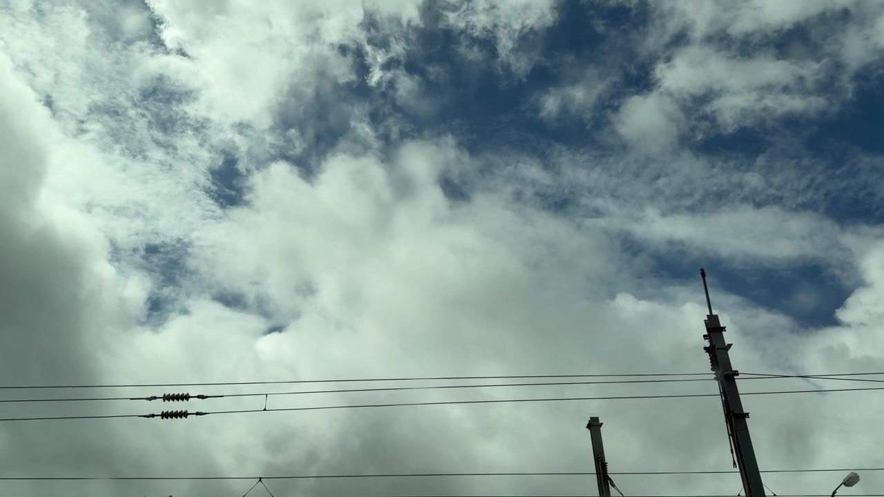 Regndråber på vindue med overskyet himmel og brostruktur