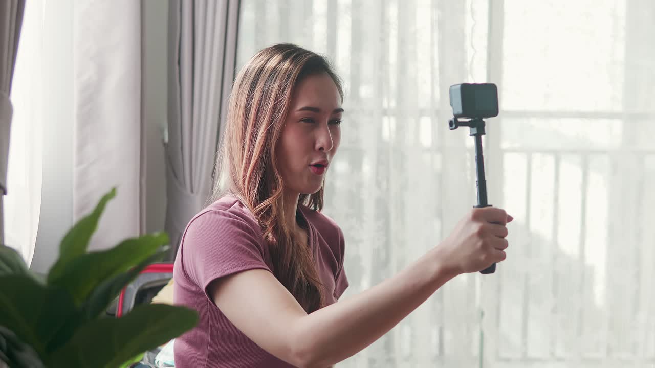 blogger de turismo grabando video selfie hablando con la audiencia para un viaje de viaje