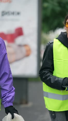 protestors in yellow vests