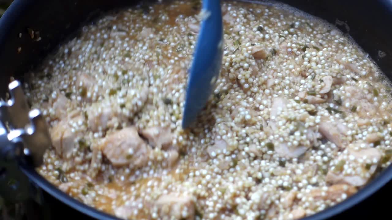 revolviendo la comida en una olla al aire libre en colorado