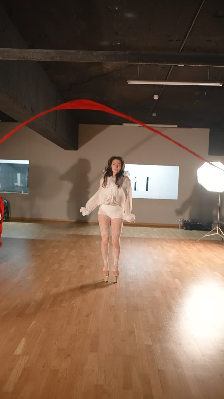 mujer bailando en un estudio