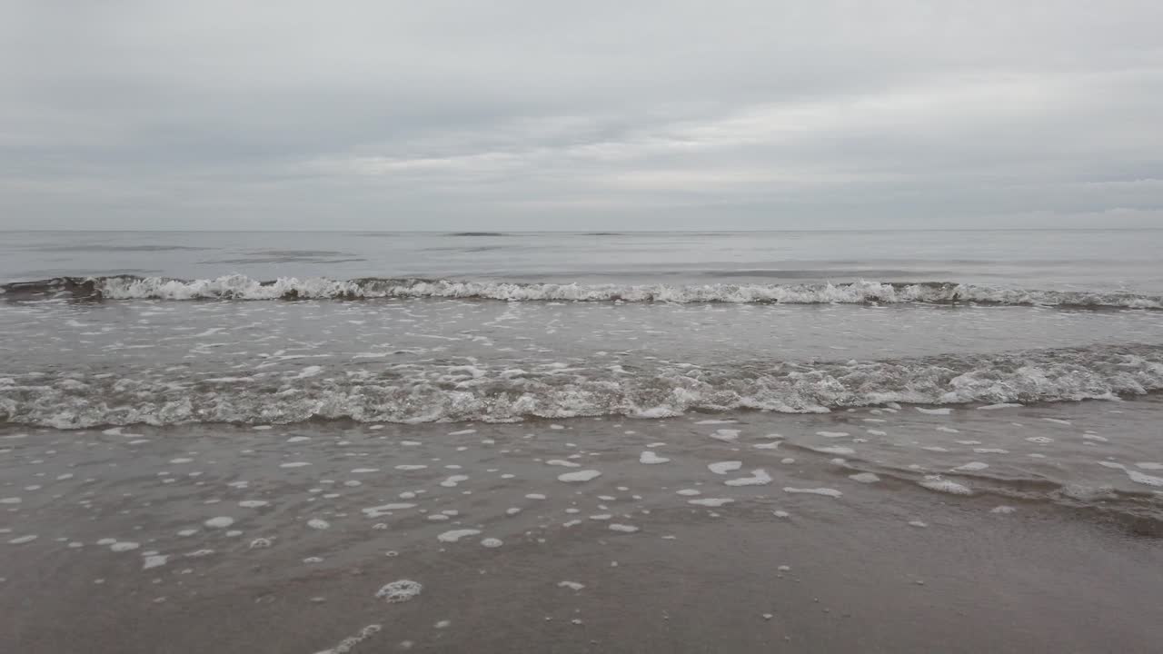 снимок с пьедестала бескрайнего, широкого моря в пасмурный день