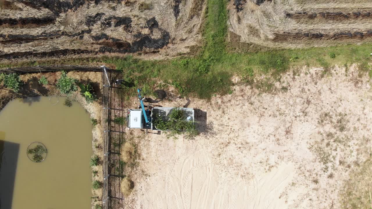 trabajador asiático con camión de grúa de elevación
