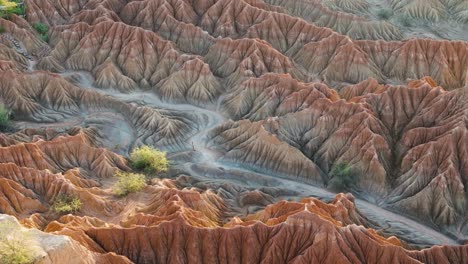 Impresionante-Sendero-Paisajístico-Del-Desierto-De-La-Tatacoa-En-El-Destino-Turístico-De-Columbia,-Aéreo