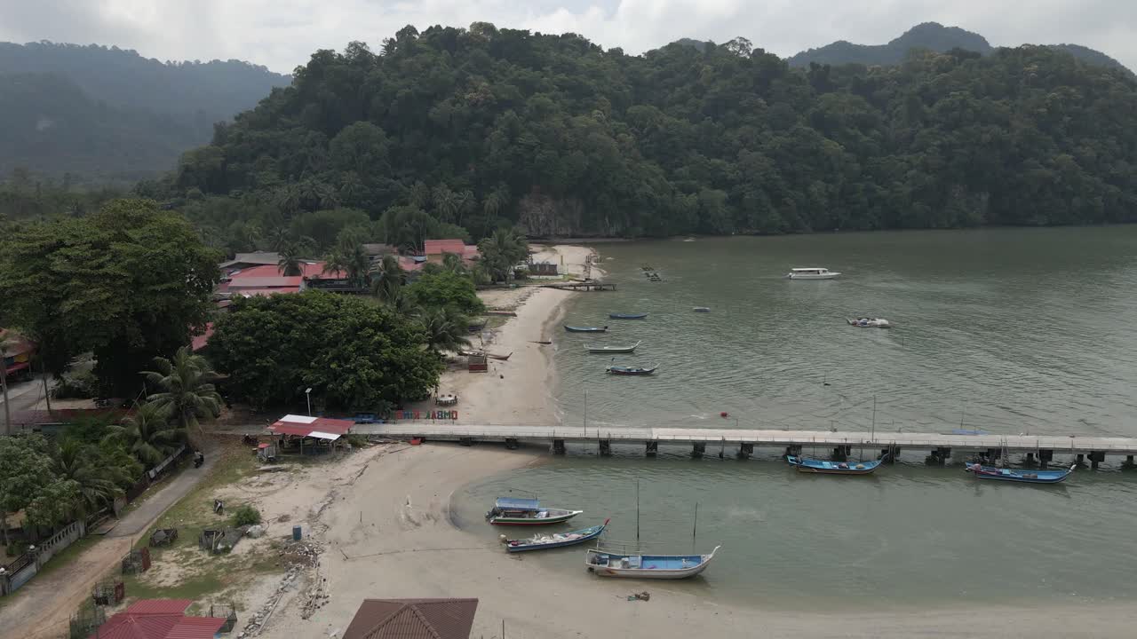 líneas de barcos playa tranquila en sereno rústico refugio tropical playa resort