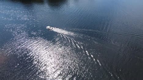 Schwimmer-Und-Ein-Schnellboot-Auf-Dem-See-In-Derwentwater