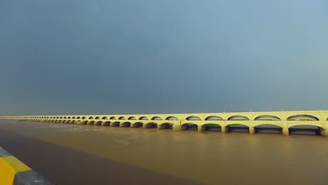 een dam die de stroming van water en ondergrondse stromen stopt of beperkt, verkeer gaat over de brug die op de dam is gemaakt