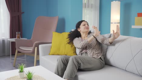 una joven paranoica mirando alrededor de su casa.