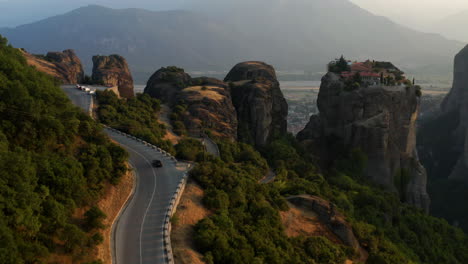 Auto-Auf-Der-Straße-In-Den-Bergen-Von-Meteora-In-Griechenland---Drohnenaufnahme-Aus-Der-Luft