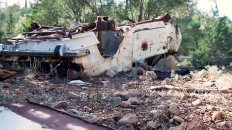 coche oxidado y abandonado en un campo