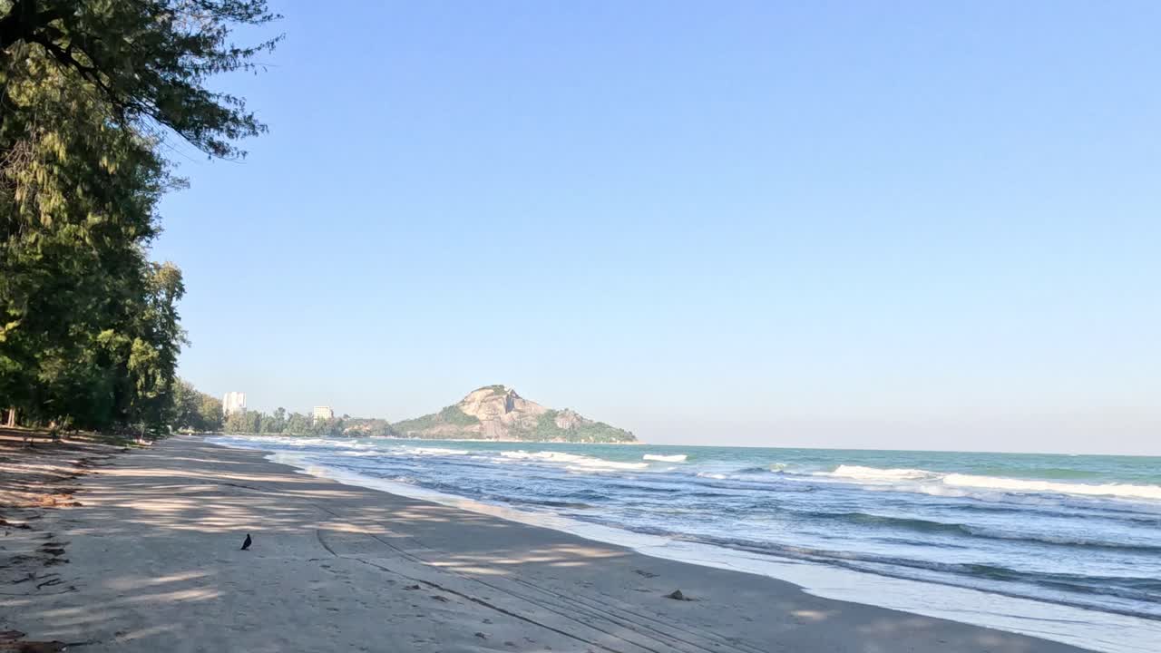 파도가 있는 조용한 해변 장면의 타임스