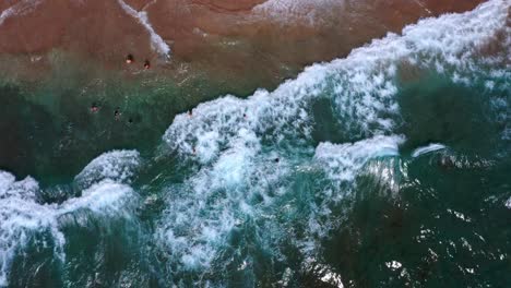 Vista-De-Arriba-Hacia-Abajo-De-La-Playa-De-Crystal-Bay-Con-Gente-Disfrutando-De-Las-Vacaciones-De-Verano-En-Nusa-Penida,-Bali,-Indonesia---Disparo-De-Drones